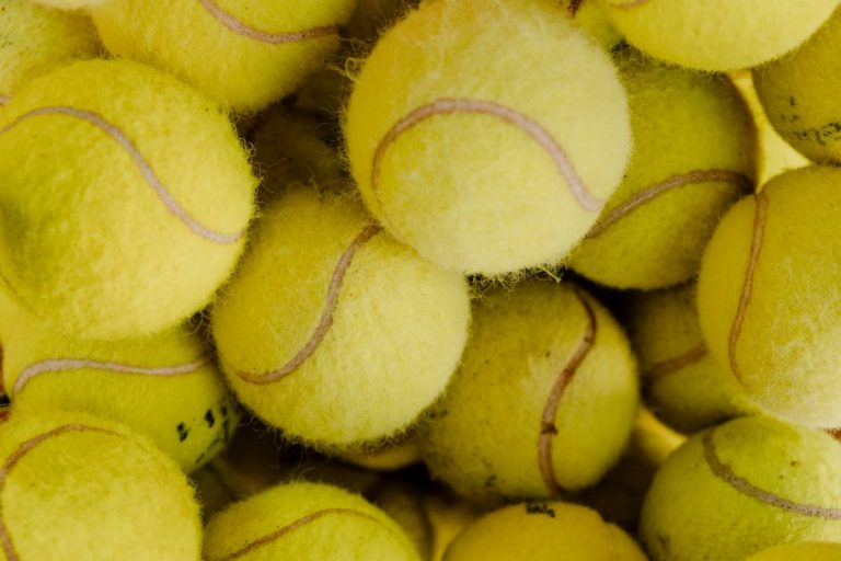 Perché i tennisti scelgono le palline prima di battere