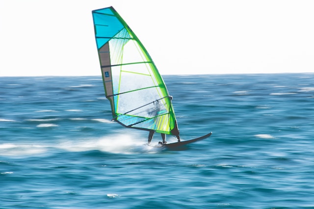 Il velista italiano autore della traversata di windsurf