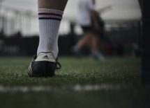 Il motivo delle calze da calcio strappate dei giocatori