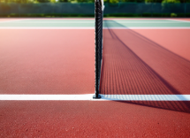Giocatori di tennis in azione sui campi francesi